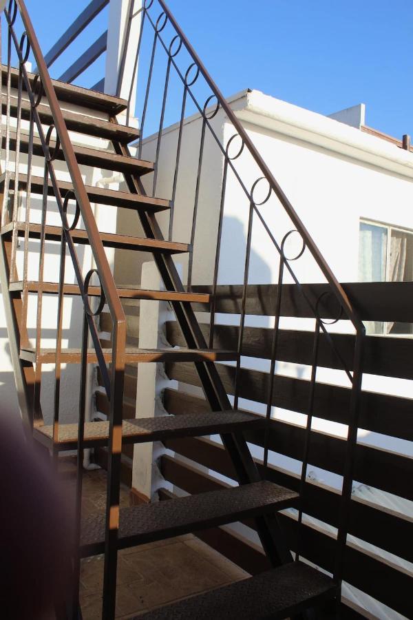 Casa de férias Spacious Rooftop House W/ King Bed
