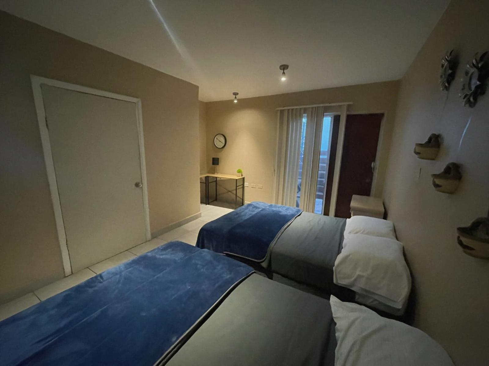 Spacious Rooftop House W/ King Bed Casa de férias *