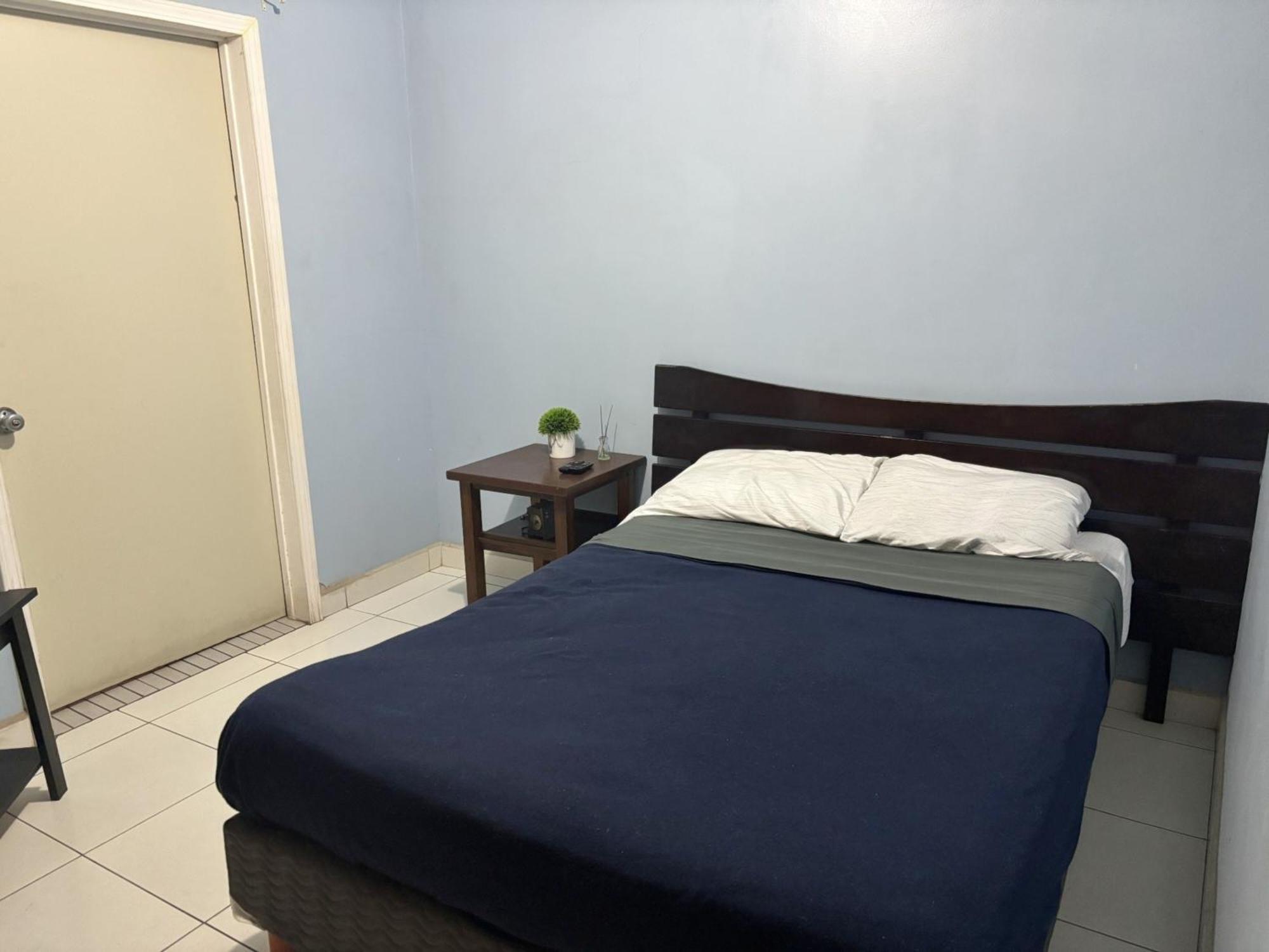 Casa de férias Spacious Rooftop House W/ King Bed