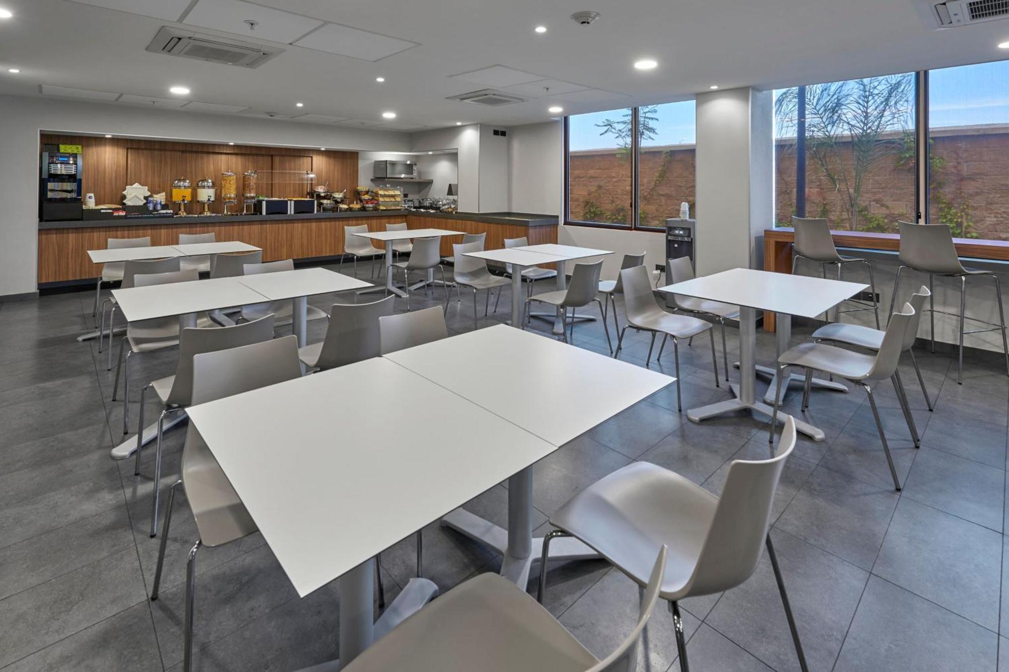 Hotel Express By Marriott Otay 4*