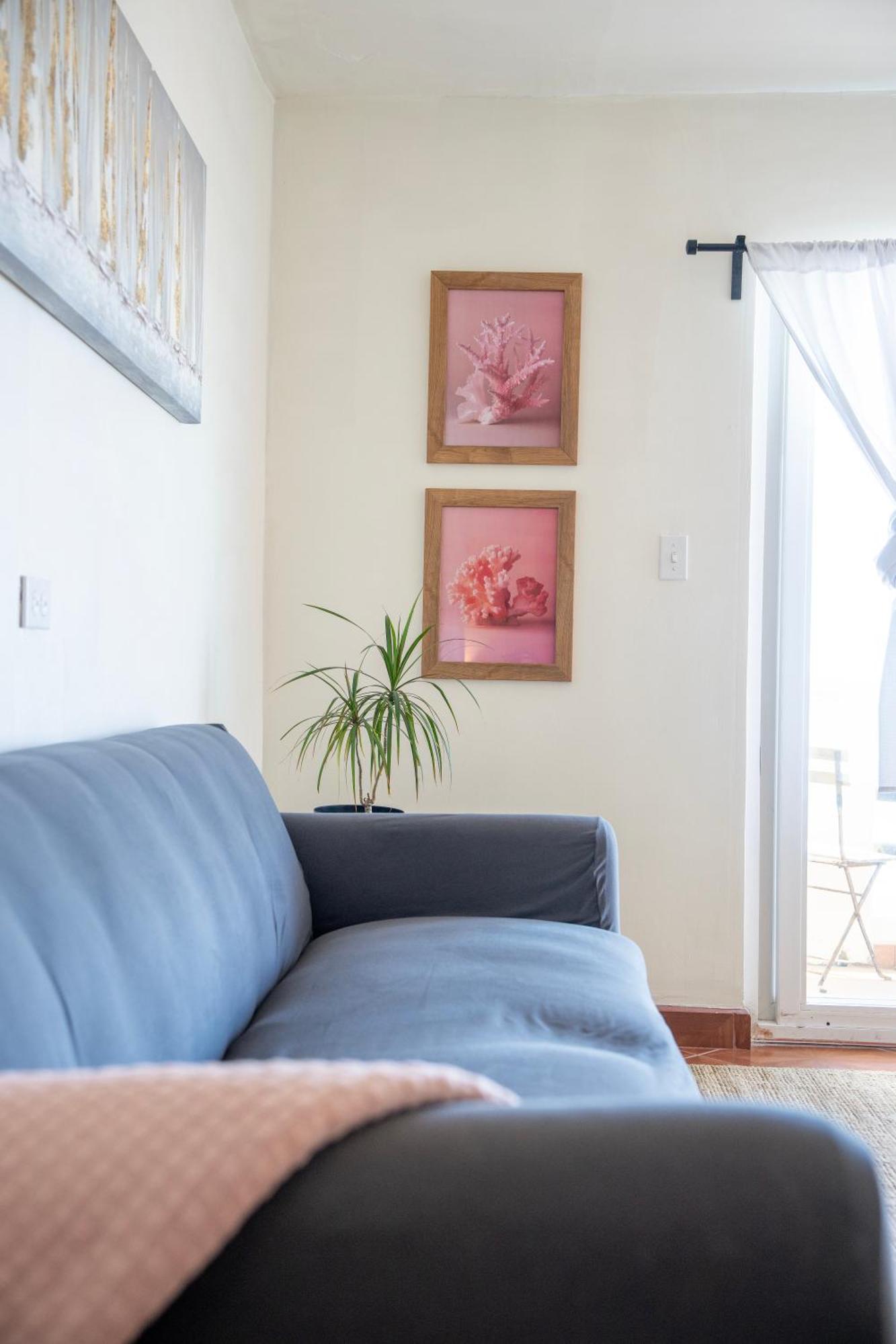 True Beachfront Cozy - 1 Bedroom Apartment *